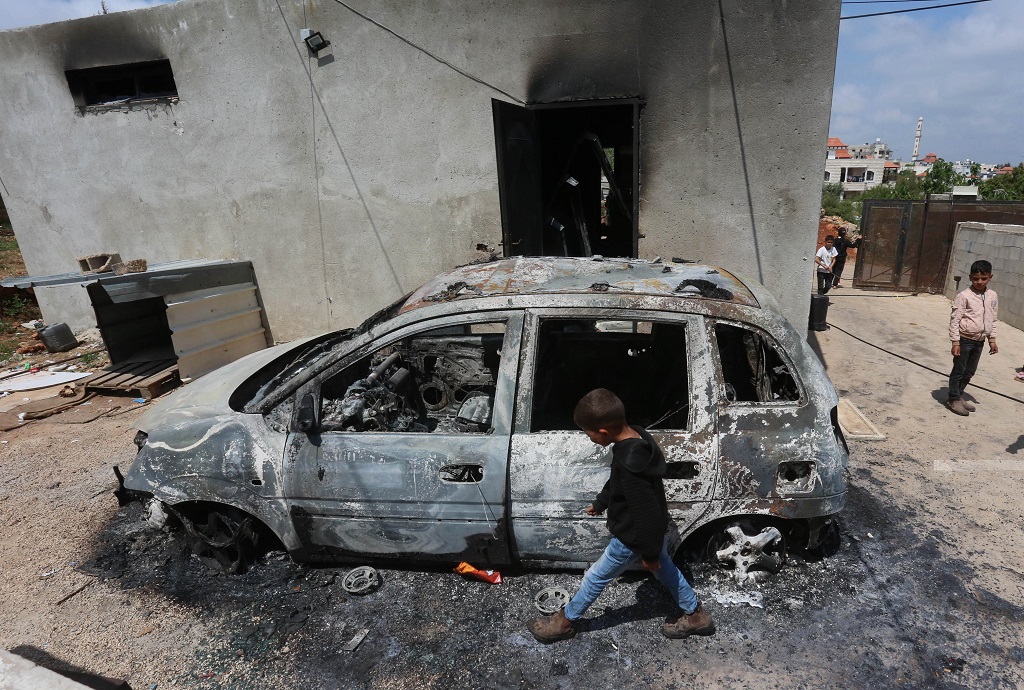 هجوم سابق للمستعمرين على بلدة قصرة جنوب نابلس (أرشيف وفا)